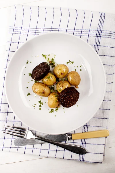 블랙 푸딩와 아기 감자와 파 슬 리 아일랜드 식사 — 스톡 사진