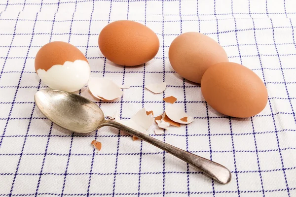 Hard boiled eggs are peeled with a tablespoon — Stock Photo, Image
