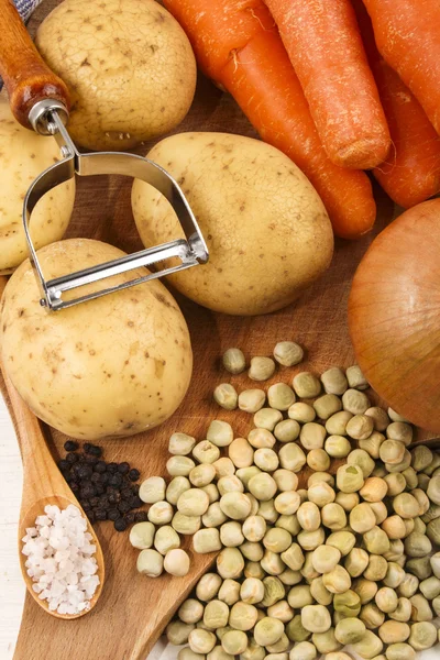 Ingredienti per cucinare una zuppa di piselli vegetariana — Foto Stock