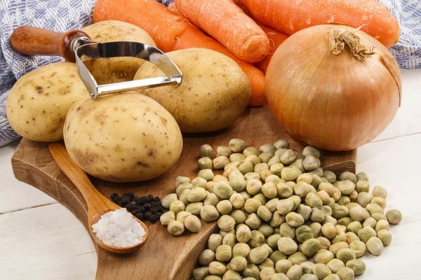 Ingredients to cook a vegetarian pea soup — Stock Photo, Image