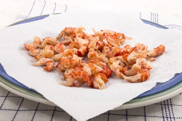 Cleaned and cooked crayfish tails with white kitchen paper on a — Stock fotografie