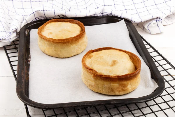 Vers gebakken scotch pie met wit papier op een dienblad steun bakken — Stockfoto