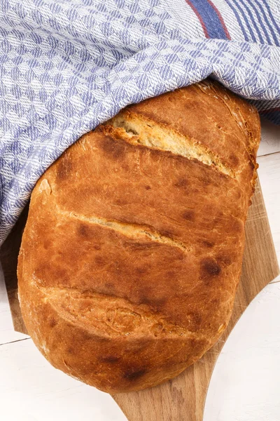 Zelfgebakken brood op een snijplank — Stockfoto