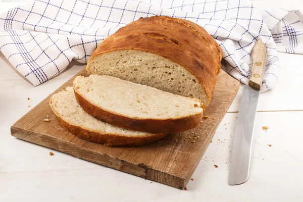 커팅 보드에 홈 구운된 빵을 슬라이스 — 스톡 사진