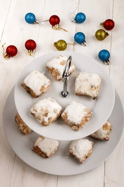 Biscoitos de Natal caseiros com açúcar em pó em uma banca de bolo — Fotografia de Stock