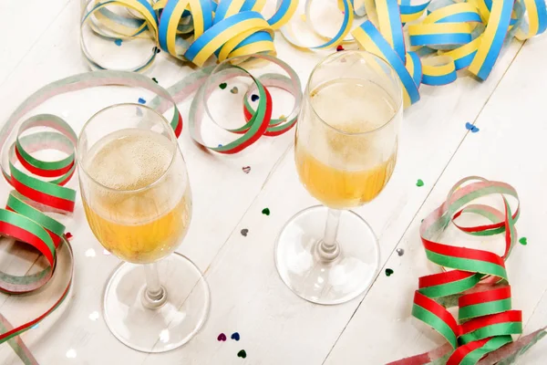 New year 's eve party with two filled champagne glasses, colorfu — Stock Photo, Image