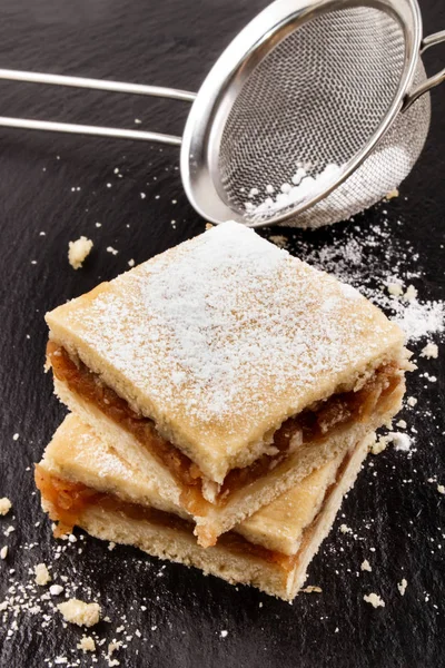 Pastel casero de canela de manzana espolvoreado con azúcar en polvo —  Fotos de Stock