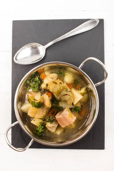 Sopa de peixe com legumes em uma tigela — Fotografia de Stock