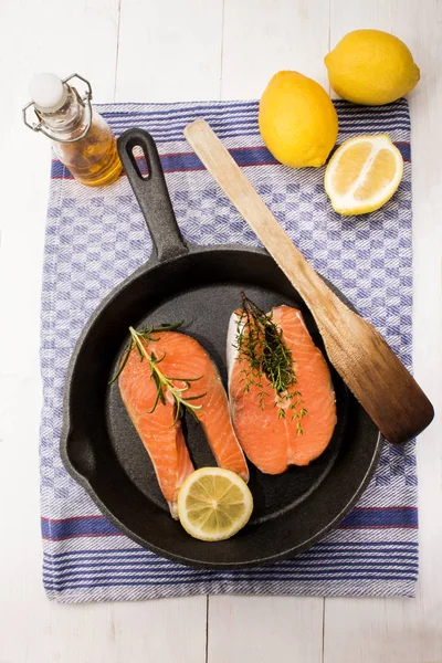 Irisches Wildlachs-Steak in einer gusseisernen Pfanne — Stockfoto