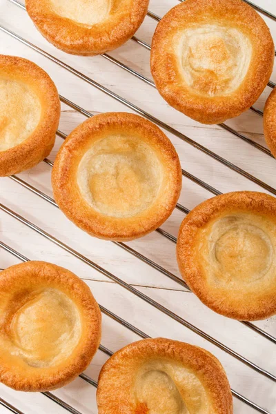 Freshly baked yorkshire pudding on a cooling rack — Stock Photo, Image