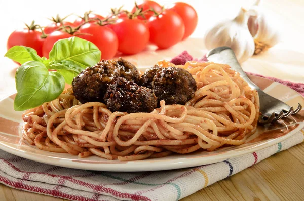 Espaguetis con salsa de tomate y bolas de carne —  Fotos de Stock