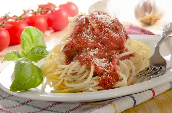 Spagetti domates sosu ve rendelenmiş parmesan peyniri ile — Stok fotoğraf