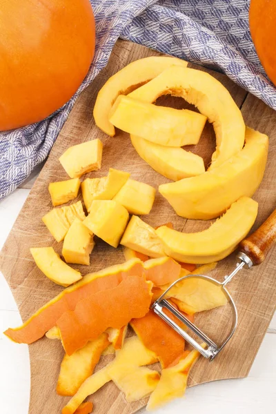 Pompoen, geschild en gesneden in kleine stukjes te koken een Pompoensoep — Stockfoto