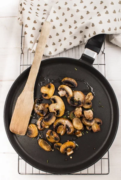 Stekt svamp med timjan och peppar på en kastrull — Stockfoto