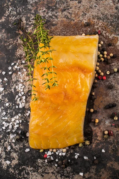 Smoked haddock with thyme, peppercorn and salt — Stock Photo, Image