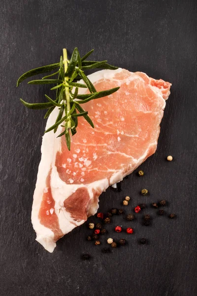 Biberiye, karabiber ve kaba tuz domuz fileto biftek — Stok fotoğraf