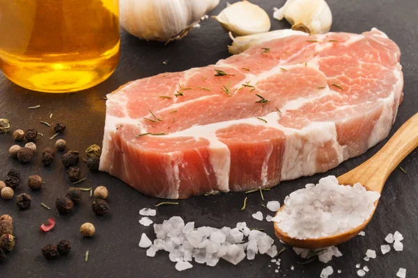 Collo di maiale crudo con timo, aglio, olio, pepe e sale — Foto Stock