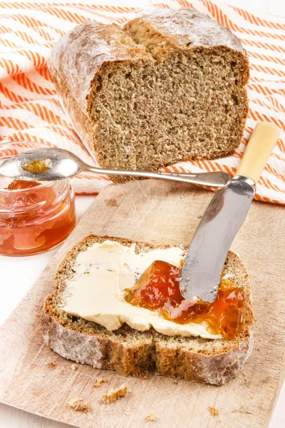 Домашняя выпечка ирландского содового хлеба с маслом и апельсиновым джемом — стоковое фото