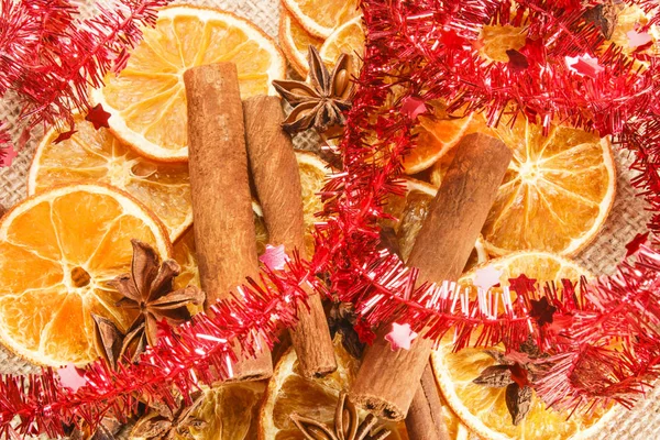 Decoración de Navidad con rodajas de naranja, palitos de canela, anís — Foto de Stock