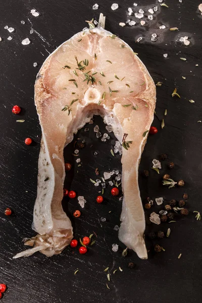 Carp fillet with peppercorn, coarse salt and dried thyme on a we — Stock Photo, Image