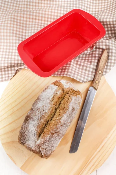 Pan de soda irlandés hecho en casa sobre tabla de madera — Foto de Stock