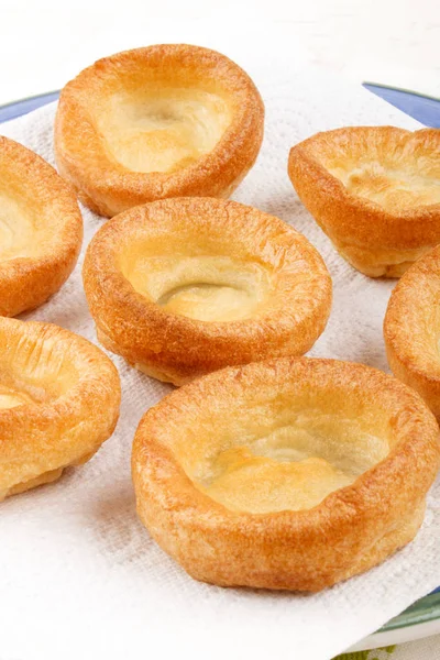 Frisch gebackener yorkshire pudding, britisches essen, auf einem teller mit set — Stockfoto