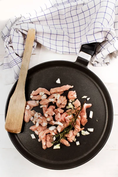 Goulash de frango cru com cebola e tomilho em uma panela — Fotografia de Stock