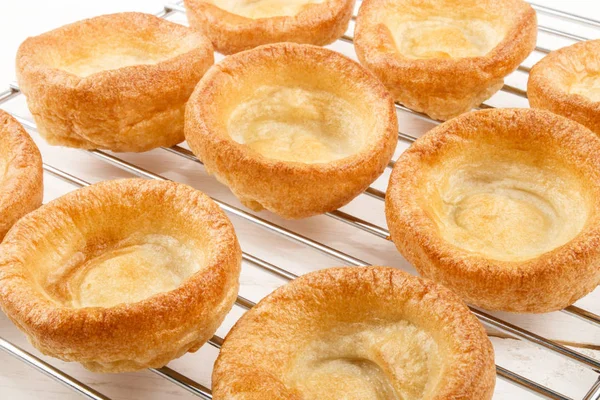 Frisch gebackener Yorkshire Pudding auf einem Kühlregal — Stockfoto