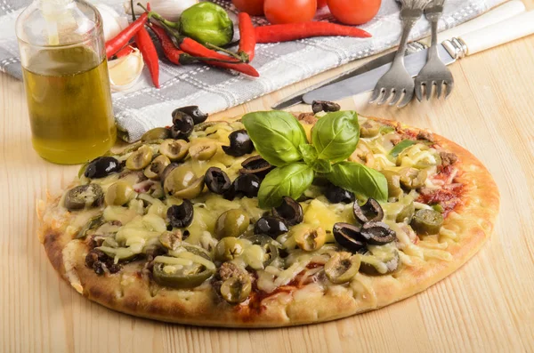 Świeżo pieczone pizza z oliwek i roztopionym serem na drewniane boa — Zdjęcie stockowe