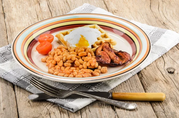 Scottish breakfast with baked beans, fried bacon, tomatoes, waff — Stock Photo, Image