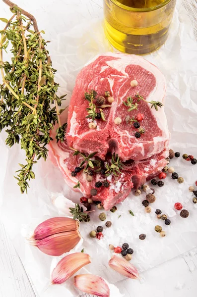 Lamb chop with thyme, spices, garlic and a bottle of sunflower o — Stock Photo, Image