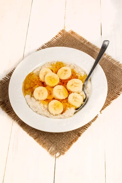 Mingau de pequeno-almoço cremoso com calda e fatia de banana — Fotografia de Stock