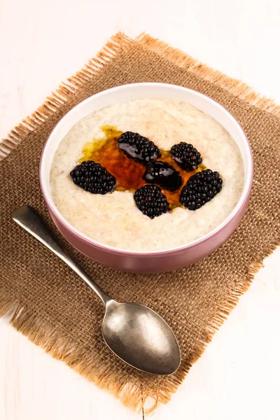 Creamy scottish breakfast, porridge with syrup and blackberries — Stock Photo, Image