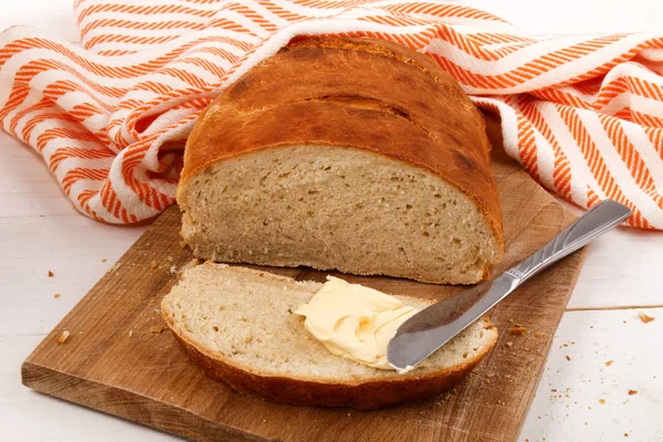 Φρεσκοψημένο ψωμί με ζεστό βούτυρο — Φωτογραφία Αρχείου