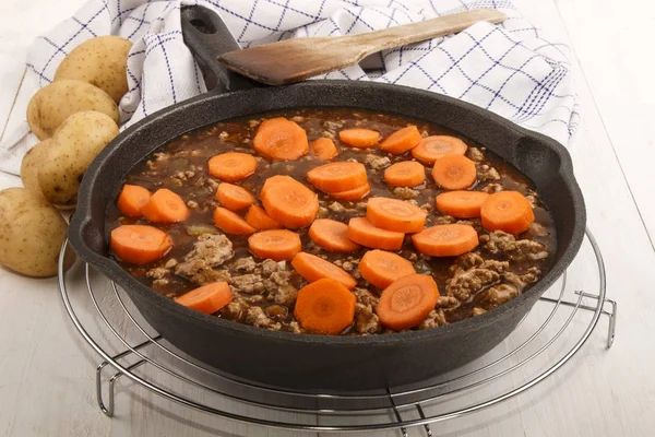 Fried minced meat with sauce and carrots in a pan — Stock Photo, Image