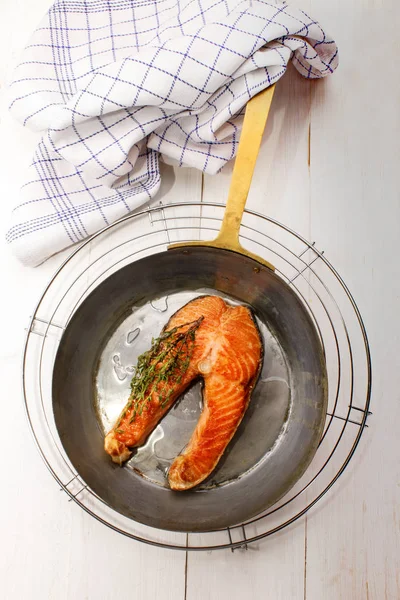 Стейк на грилі з лососем на латунній сковороді з чебрецем — стокове фото