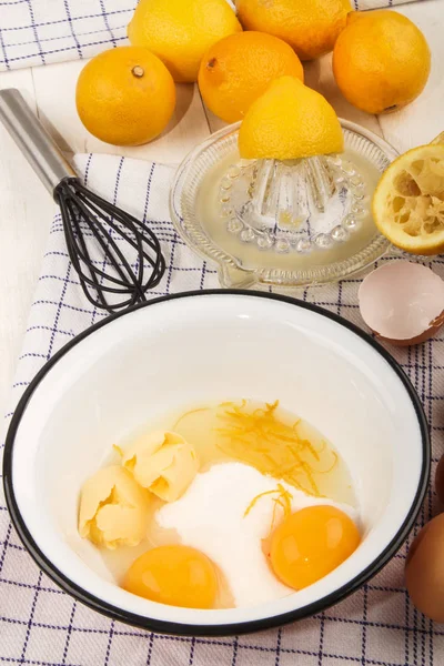 Ingredientes em uma tigela para fazer coalhada de limão inglês — Fotografia de Stock