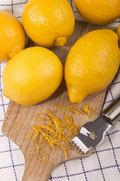 Raspas de limão em uma placa de madeira — Fotografia de Stock