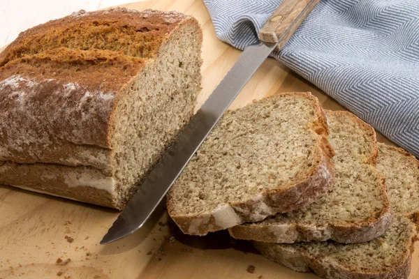 Ahşap bir gemide İrlandalı soda ekmek dilimlenmiş — Stok fotoğraf