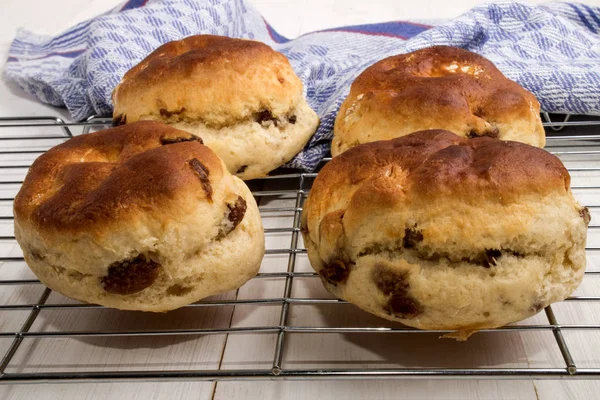 Gebakken Britse rozijnen scone op koeling rack — Stockfoto