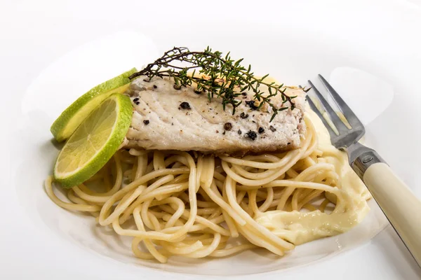 Makrelenfilet auf Spaghetti mit Bechamelsauce — Stockfoto