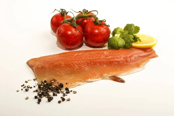 Trout fillet with lemon, tomato and peppercorn — Stock Photo, Image