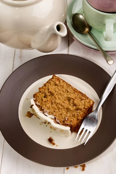 Rebanada pastel de zanahoria en un plato — Foto de Stock