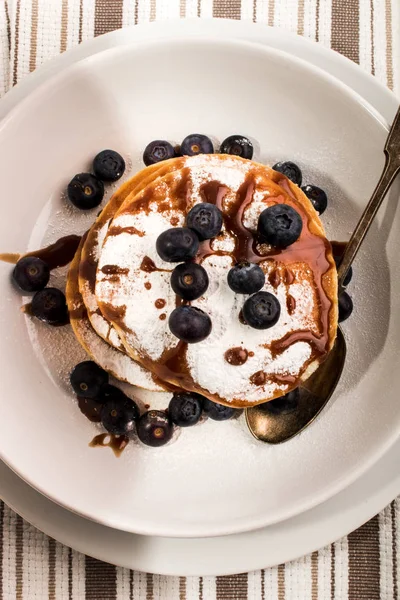 Skotska pannkaka med strösocker och kolasås — Stockfoto