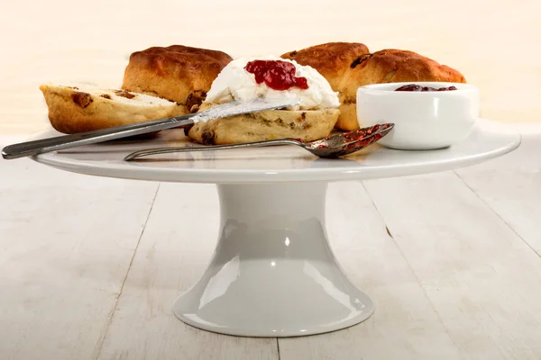 Britse rozijnen scone met slagroom, crème en aardbeien jam — Stockfoto