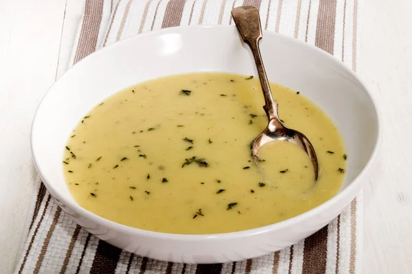 Potato and leek soup with thyme — Stock Photo, Image