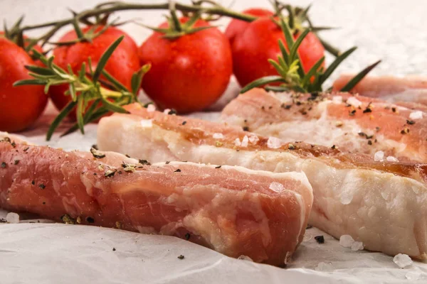 Svinekød mave striber på hvidt køkkenpapir - Stock-foto