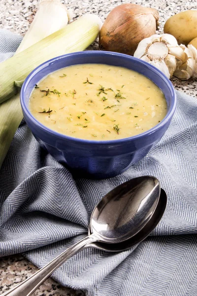 Scottish leek and potato soup in a blue bowl — Stock Photo, Image