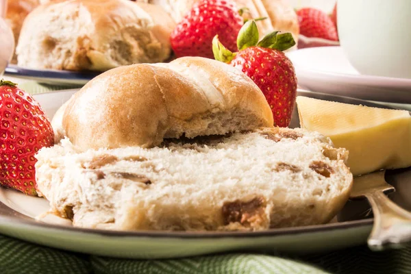 Hot cross buns en zoete aardbeien op een plaat — Stockfoto