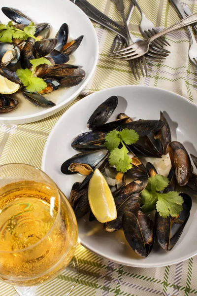 Cider steamed mussel with coriander and lemon — Stock Photo, Image